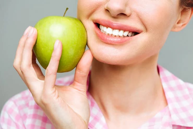 Paziente soddisfatta dopo intervento di chirurgia orale