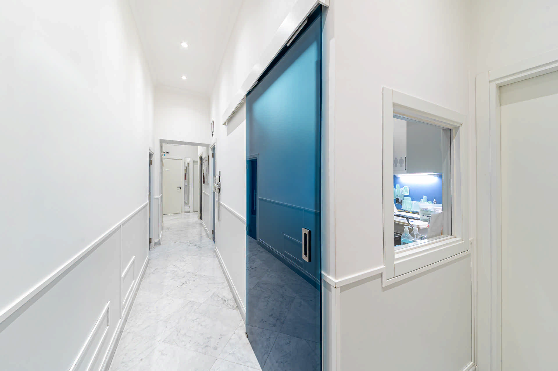 Studio Buda - Corridoio elegante e moderno